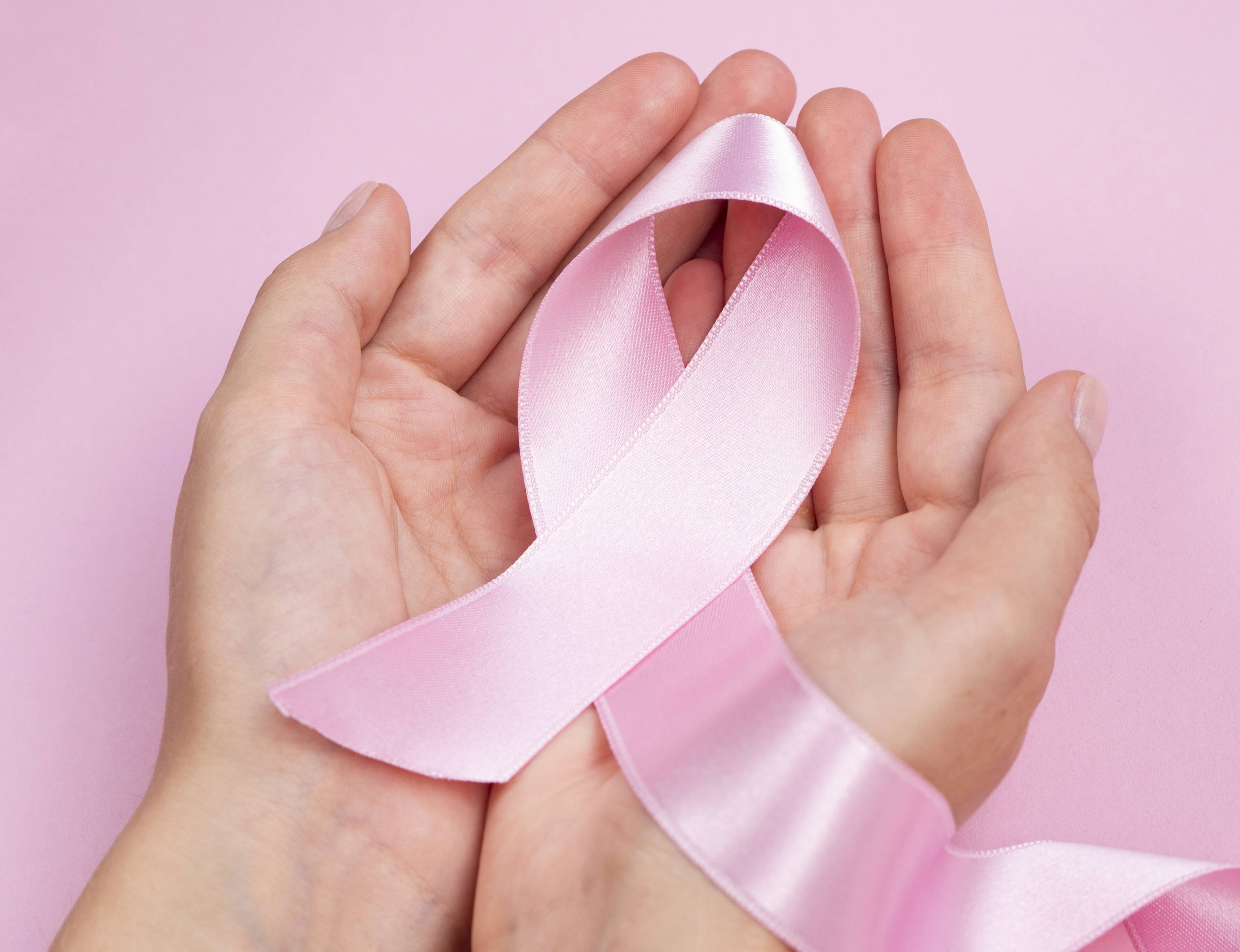 Laço rosa nas mãos